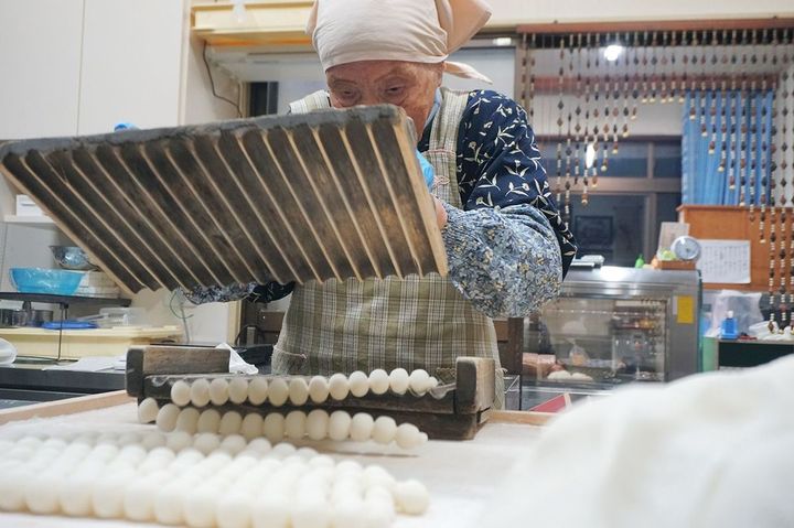 道具で挟んで転がすと、パッと団子の形になって飛び出してきた