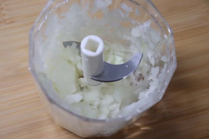 ダイソーの手軽なプッシュ野菜カッター