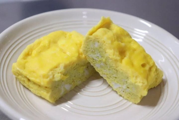 ダイソーのレンジで簡単だし巻きたまごで作っただし巻き卵