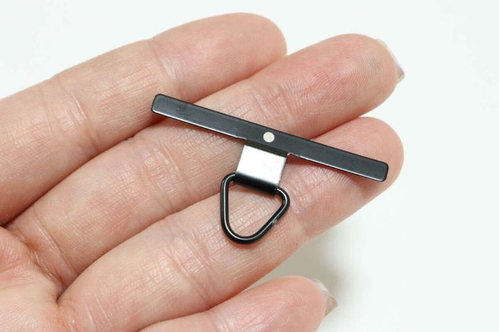 ダイソーのストラップホールシート2P ステンレス スリム ブラックのビジュアル