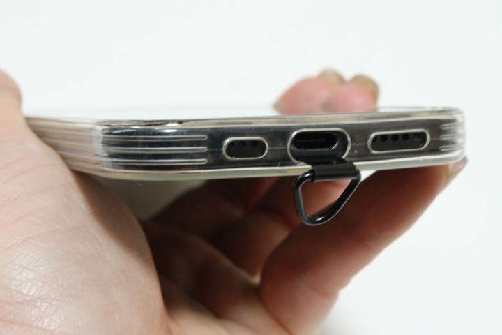 ダイソーのストラップホールシート2P ステンレス スリム ブラックをスマホにセットする