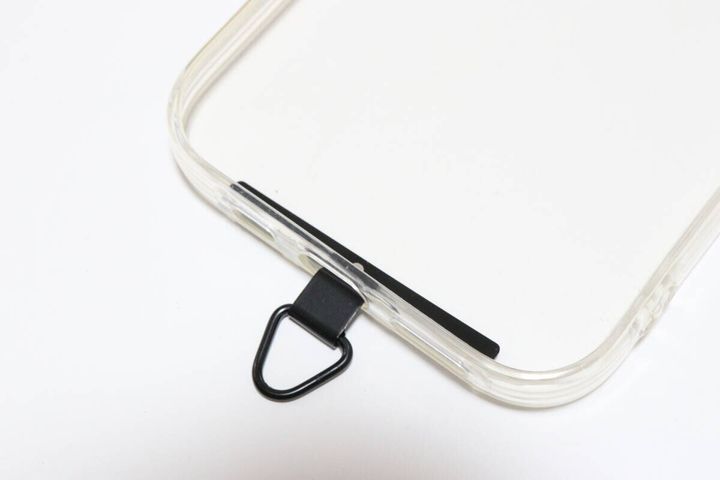 ダイソーのストラップホールシート2P ステンレス スリム ブラックのストラップを入れる