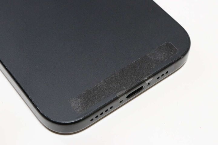 ダイソーのストラップホールシート2P ステンレス スリム ブラックのシールを貼る