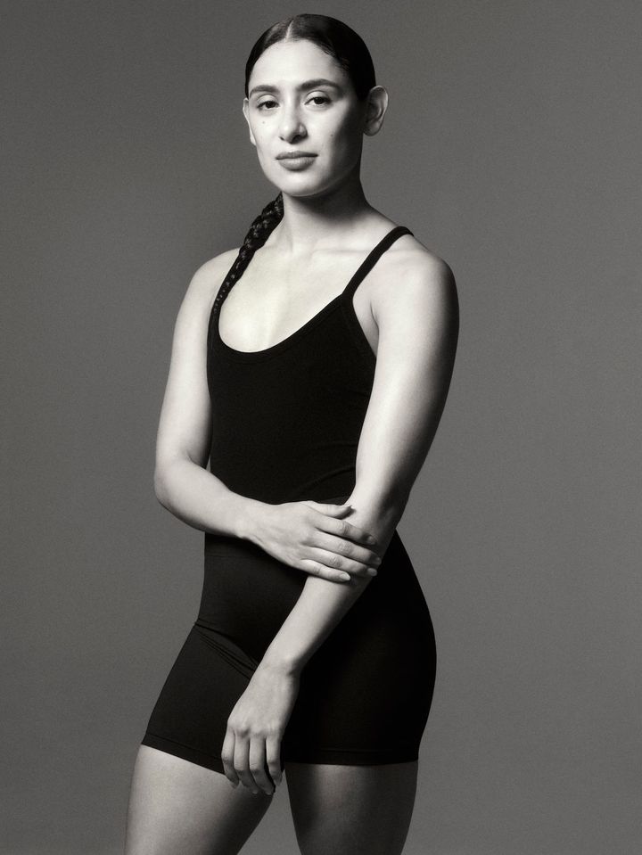 メキシコ出身の飛び込み選手であるガビー・アグンデス。国際大会で金・銀・銅メダルを獲得してきたトップアスリートであり、優雅な演技と内面からにじむ強さを武器に世界の舞台で活躍する。©CHANEL