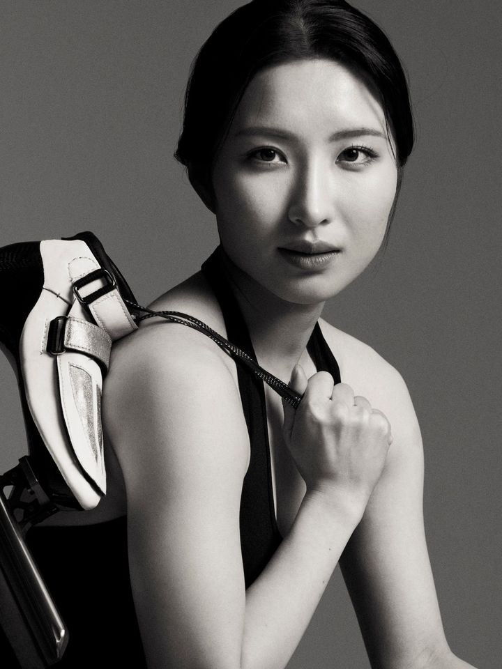 韓国出身のショートトラック スピードスケート選手のキム・ギルリ。全カテゴリーで優勝経験を持つ若き天才で、金・銀メダルを受賞。氷上での圧倒的なスピードと揺るぎない精神力を兼ね備える。©CHANEL