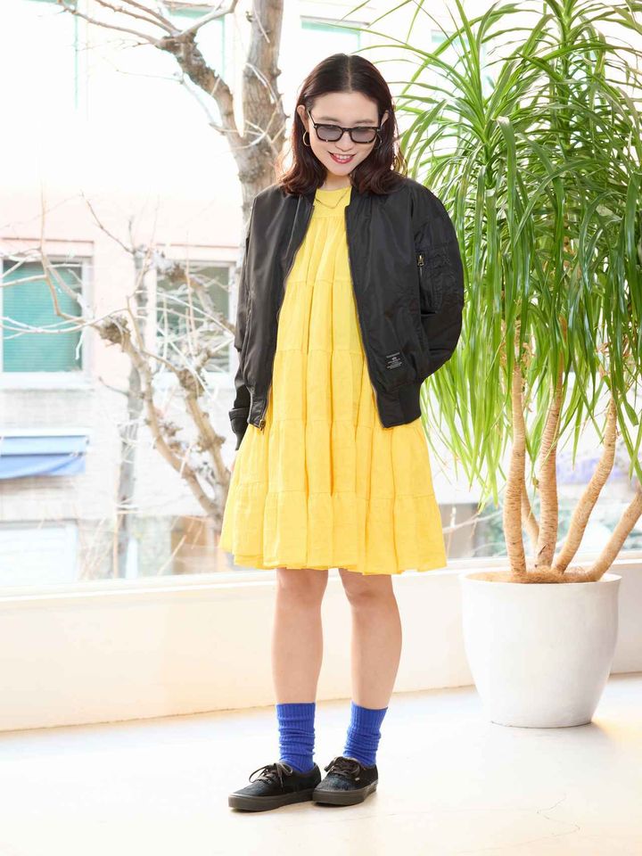 画像: アルファ― インダストリーズ×RHC リバーシブル MA-1 ジャケット￥31,900・マーレット ドレス ¥75,900・トム フォード エクスクルーシブ フォー RHC サングラス￥68,200・RHC リブソックス ¥2,750・バンズ スニーカー ¥10,450・ボーニー ピアス ¥42,900・ボーニー ネックレス ¥47,300・レヴェンス リング ¥24,200 ronherman.jp