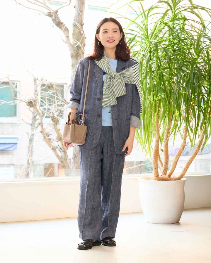 画像: RHC リネンジャケット¥50,600・RHC リネンパンツ¥31,900・肩に巻いたRHC ボーダーロングスリーブトップス ¥17,600・中に着たマザー ナンバリングトップス ¥28,600・パラブーツ シューズ ¥74,800・トッズ フォー RHC マイクロスウェードレザーバッグ ￥174,900