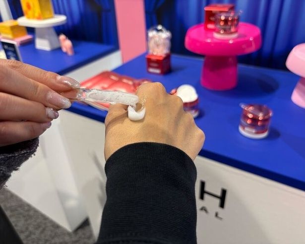 アイテムを手に取って試せるブースも