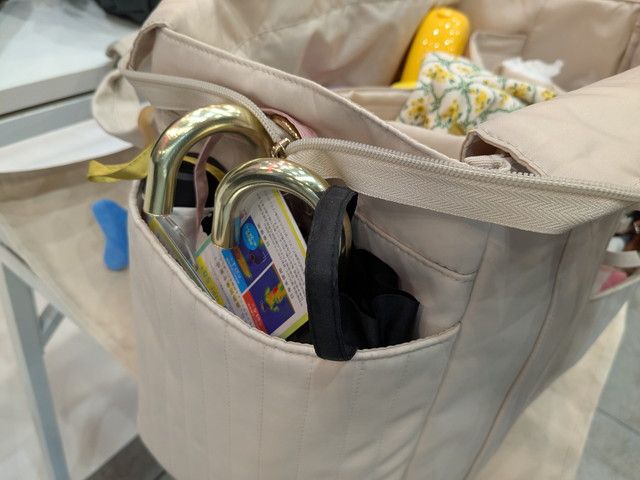 折りたたみ傘が入ったサイドポケット