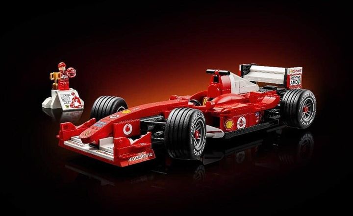 F1を席巻した「Ferrari F2004」が組み立てられる 大人向けレゴセット