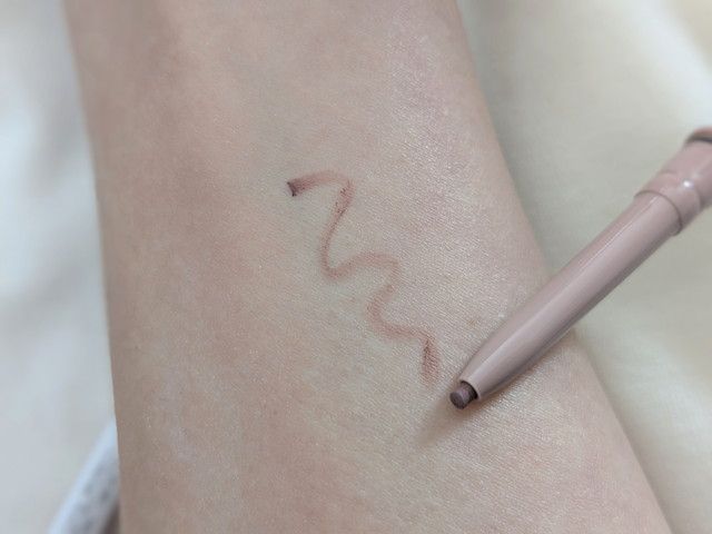 セザンヌ アンダーアイライナー 01 影色ピンク スウォッチ