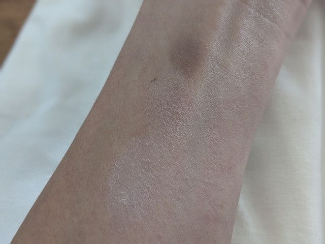 セザンヌ ライティングアップアイシャドウ 03 シェルグレージュ スウォッチ