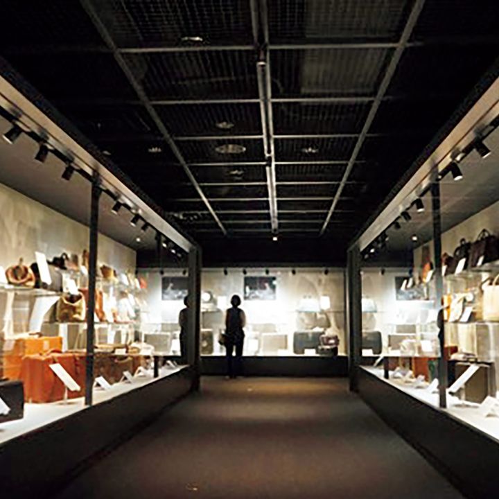 駒形〈世界のカバン博物館〉内観