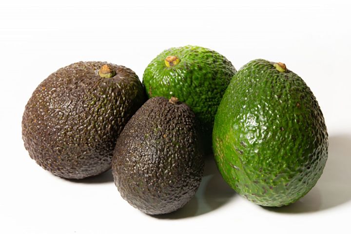 熟したアボカド（手前）は、なんとなく、あの怪獣に似ている気がしませんか？