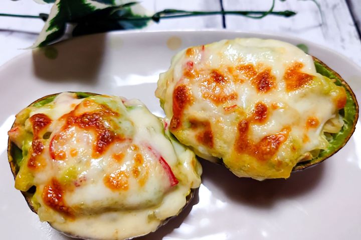 半分に切って種を取り除き、マヨネーズとチーズをたっぷりかけたアボカドのグラタン。赤パプリカなどの野菜、ゆで卵と組み合わせれば栄養価アップ。