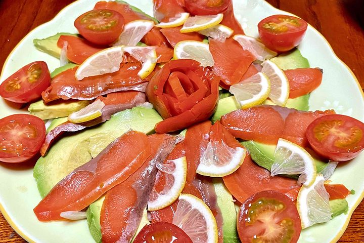 アボカドに、サーモン、レモン、トマトを組み合わせたカルパッチョ。たんぱく質の強化も兼ねられます。