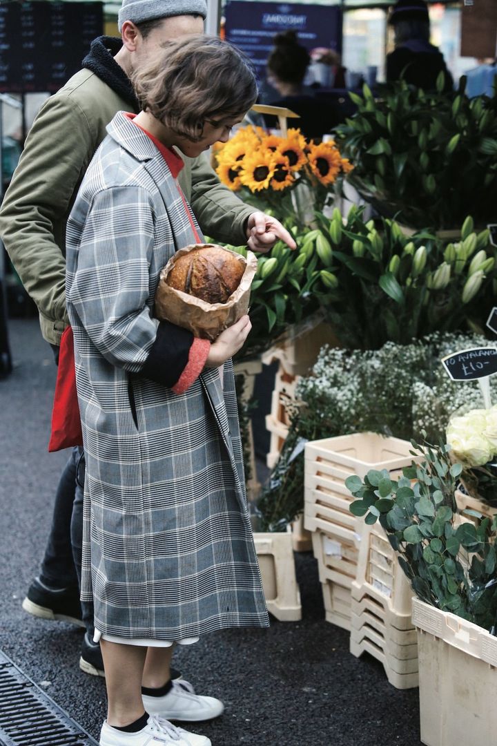まだアウターなしでは出られない。冬と春の間は、柄のあるアウター選びが正解。