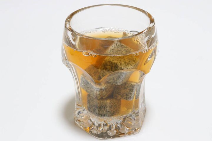 ダイソーのストーンアイスキューブは花崗岩製で高級感がある