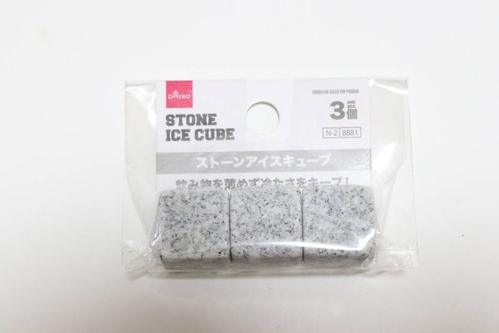 ダイソーのストーンアイスキューブ 3個のパッケージ