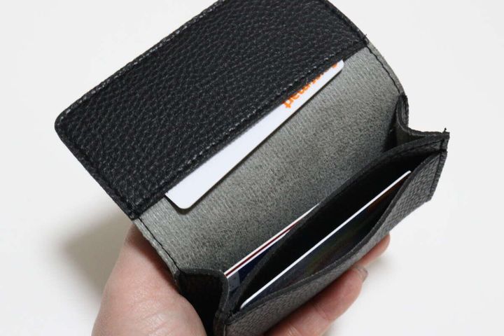 ダイソーのレザー調マチ付き名刺ケース（ベーシック）にカードを入れる