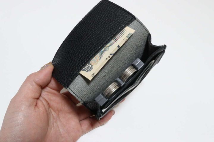 ダイソーのレザー調マチ付き名刺ケース（ベーシック）にお金を入れる