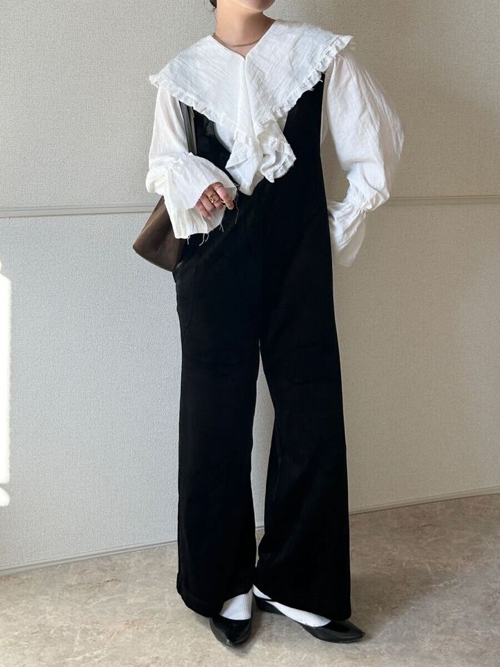 cocaベロアオールインワンとフリルブラウスコーデ