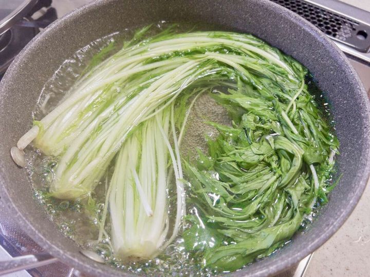 水菜を茹でる