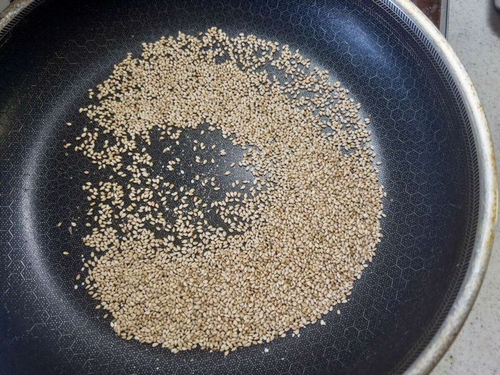 熱したフライパンに白いりごまを入れ、ごまの香りが立つまで1〜2分乾煎り