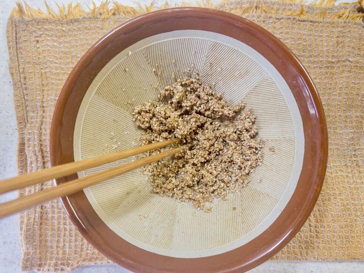 醤油・砂糖・和風顆粒だしを加えて混ぜ合わせる