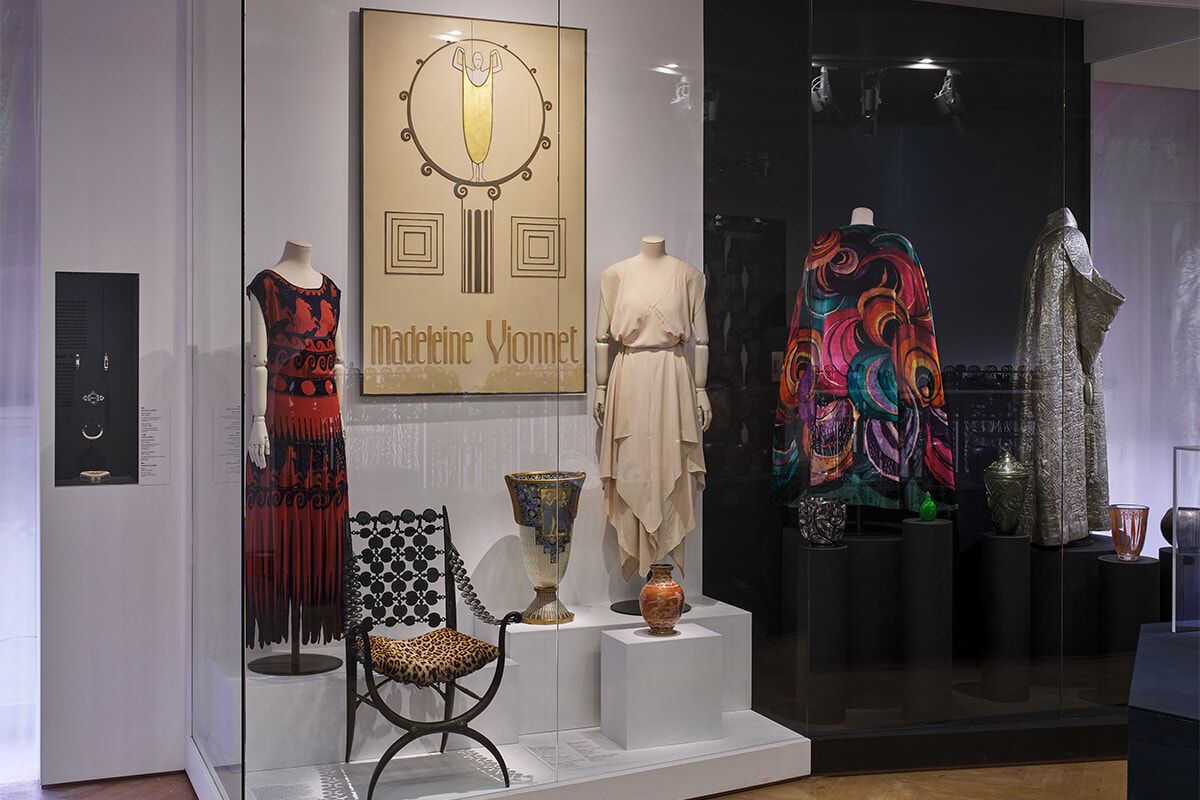 装飾美術館のアール・デコ100周年展で、1925年の室内装飾とモード