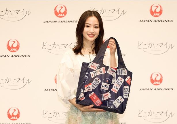 「かわいい！」と非売品のオリジナルエコバッグを手にする広瀬すずさん