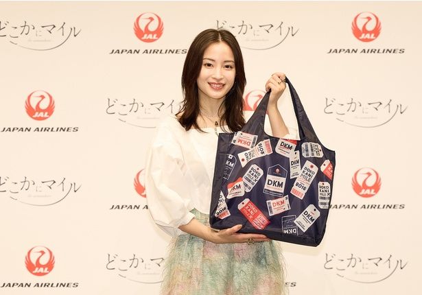 「かわいい！」と非売品のオリジナルエコバッグを手にする広瀬すずさん