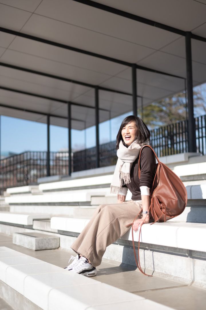 「ブラウン」を春っぽく！白アイテムで抜け感を出したカジュアルコーデ【Day6】