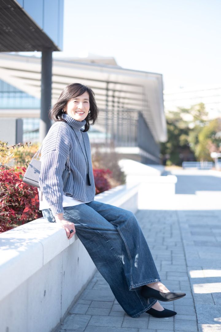 シンプルベーシックなデニムスタイルを色と素材感で洗練させて【Day2】