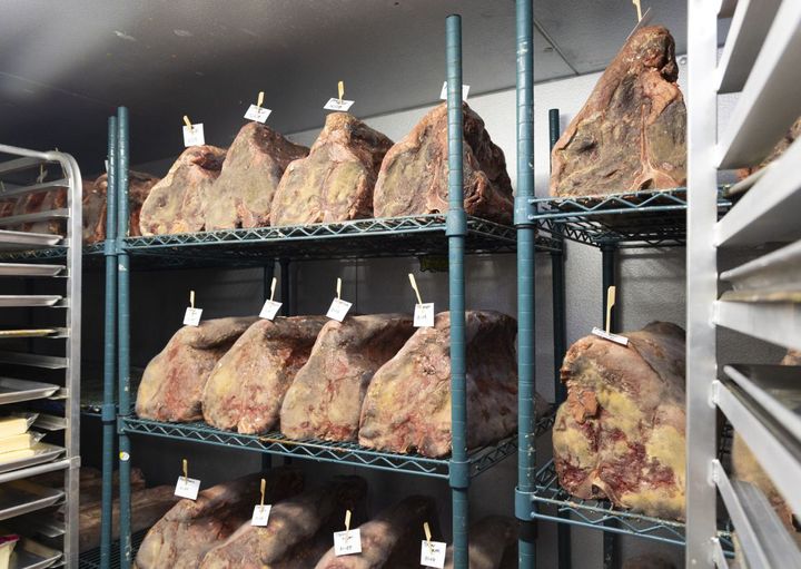 温度や湿度が適正に保たれた熟成庫でドライエイジングされる上質な牛肉