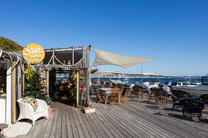 島の西側に位置し、夕日が沈む景色が眺められる