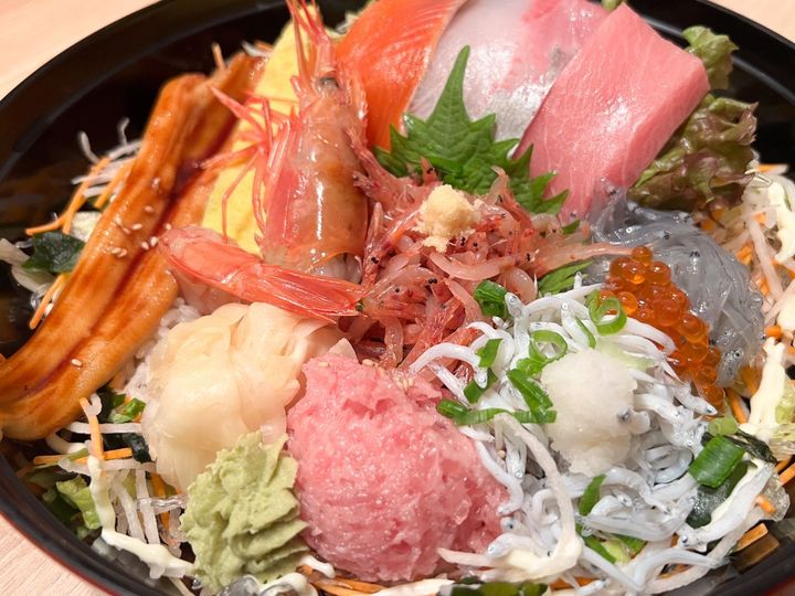 とびっちょ丼（味噌汁付き）2530円