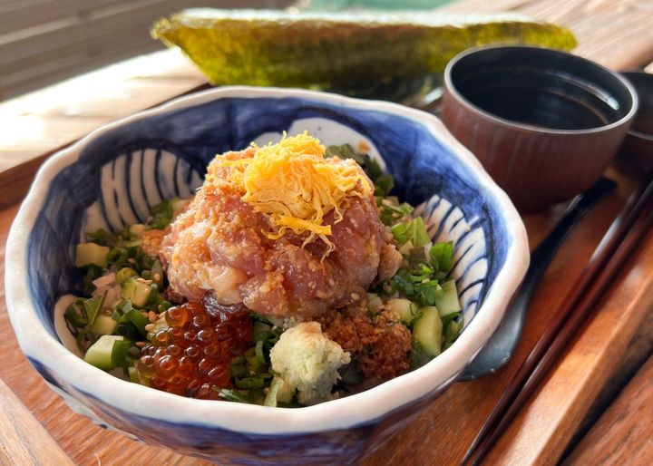 まかない丼（漬物、だしの吸い物付き）2080円