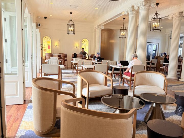 ロビーラウンジには、テーブルと椅子がセットになったエリアもあり、パソコンを広げてくつろぐ人も