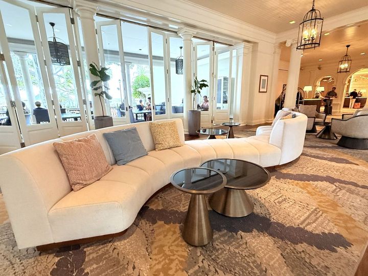 曲線を描くソファ