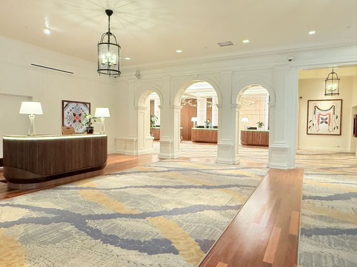 ベルデスクやフロントデスク付近に「ローラ・ピラー・ハワイ」のアート展示