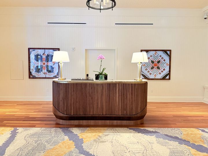 ベルデスクの奥に「ローラ・ピラー・ハワイ」のアート展示