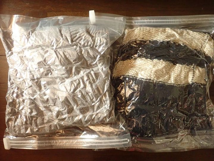 DAISO(ダイソー)：トラベル用圧縮袋(2枚、42cm×35cm)