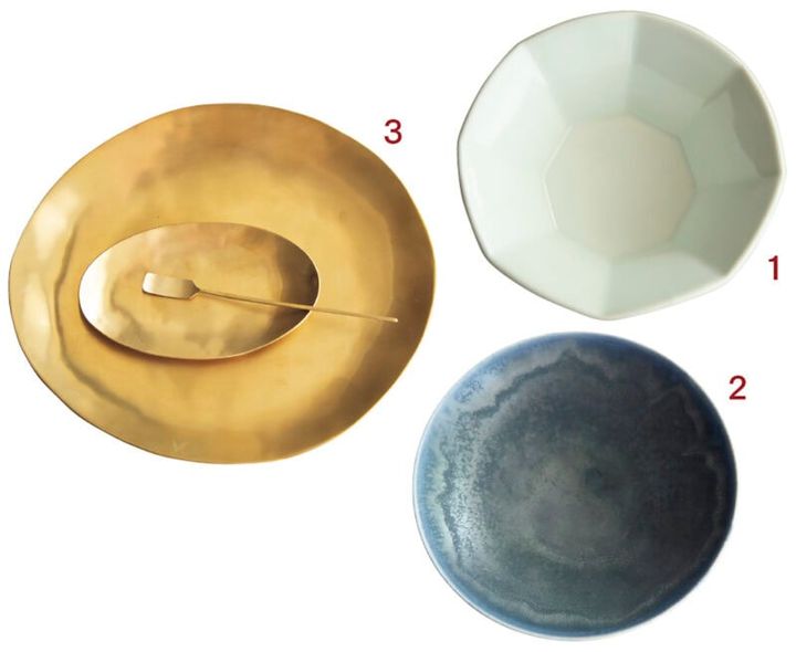 およそ25名の作家のアイテムを取り扱い、ほとんどが韓国人作家のなか日本人作家の作品が並ぶことも。どれもこだわりがありつつ、実生活で使えることを大前提にセレクトされている。1.どんな料理も映えそうなイ・ギショの白磁のお皿（₩66,000）。2.釉薬を使った味わいのあるブルーのお皿（₩68,000）はイ・ユジンのもの。3.真鍮で平たく仕上げたプレート（大:₩180,000、小:₩50,000）とティースプーン（₩26,000）はイ・ジホの作品。