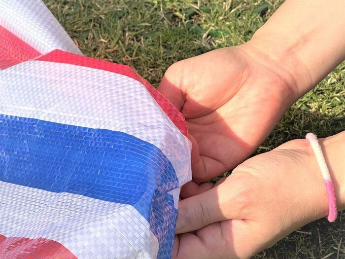 お花見の「レジャーシート、風で飛んじゃう」問題がたったこれだけで解決！？簡単すぎる裏ワザがスゴかった♪ 