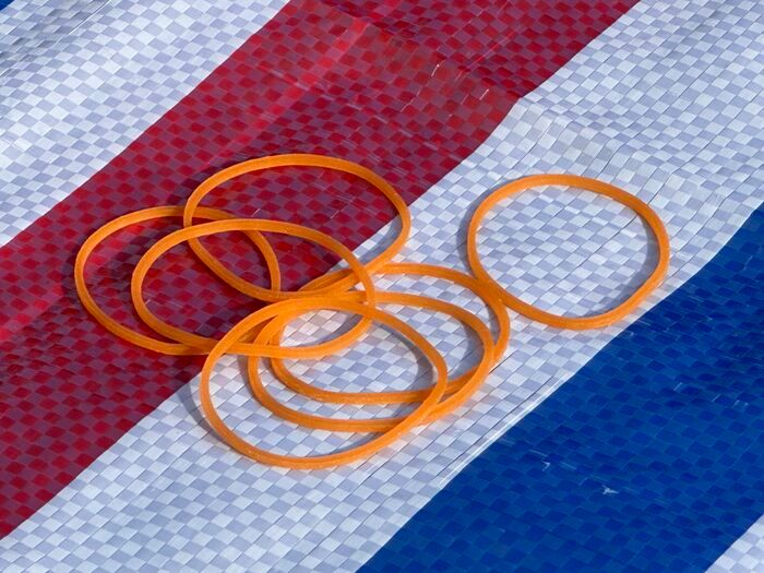 お花見の「レジャーシート、風で飛んじゃう」問題がたったこれだけで解決！？簡単すぎる裏ワザがスゴかった♪ 