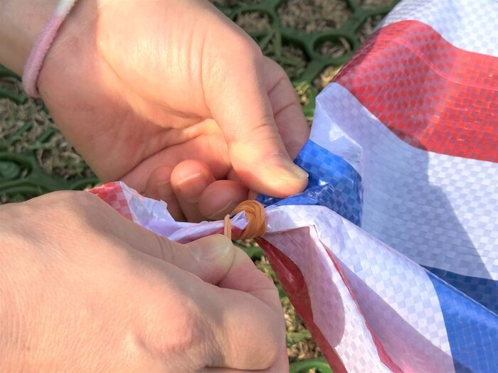 お花見の「レジャーシート、風で飛んじゃう」問題がたったこれだけで解決！？簡単すぎる裏ワザがスゴかった♪ 