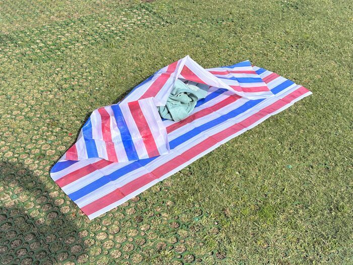 お花見の「レジャーシート、風で飛んじゃう」問題がたったこれだけで解決！？簡単すぎる裏ワザがスゴかった♪ 