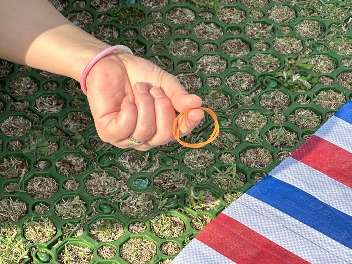 お花見の「レジャーシート、風で飛んじゃう」問題がたったこれだけで解決！？簡単すぎる裏ワザがスゴかった♪ 