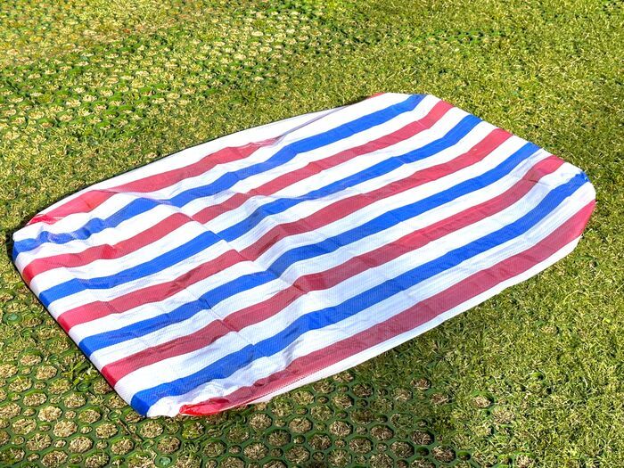 お花見の「レジャーシート、風で飛んじゃう」問題がたったこれだけで解決！？簡単すぎる裏ワザがスゴかった♪ 